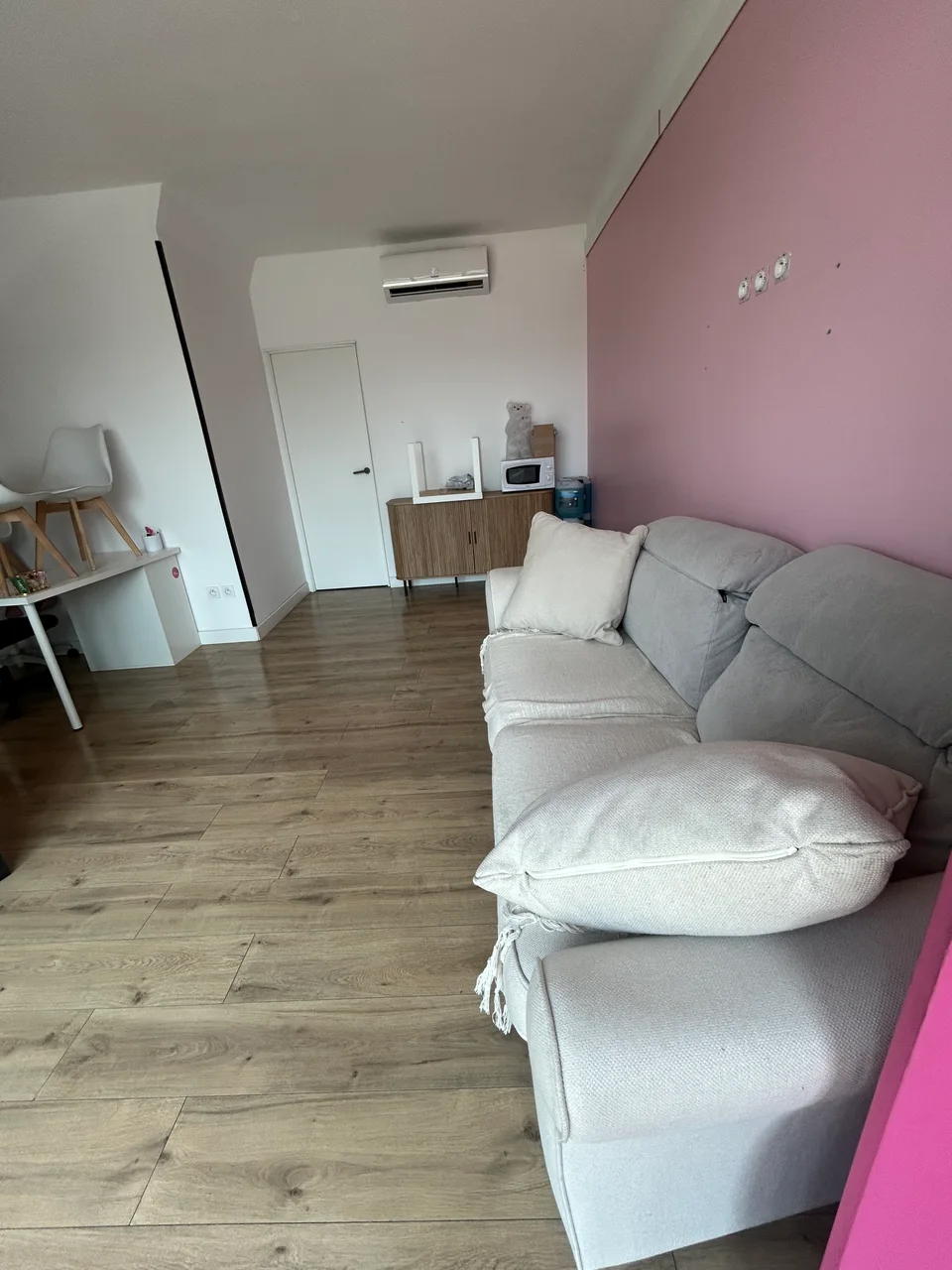 Séjour d’appartement nettoyé, sol et surfaces remis en état
