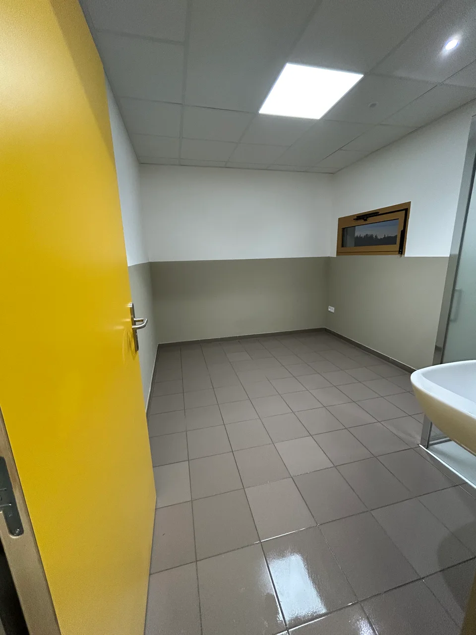 Local professionnel entretenu : sol carrelé lavé et sanitaires nets
